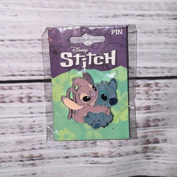 Disney Stitch & Angel Hugging Pin - Picture 2 of 4
